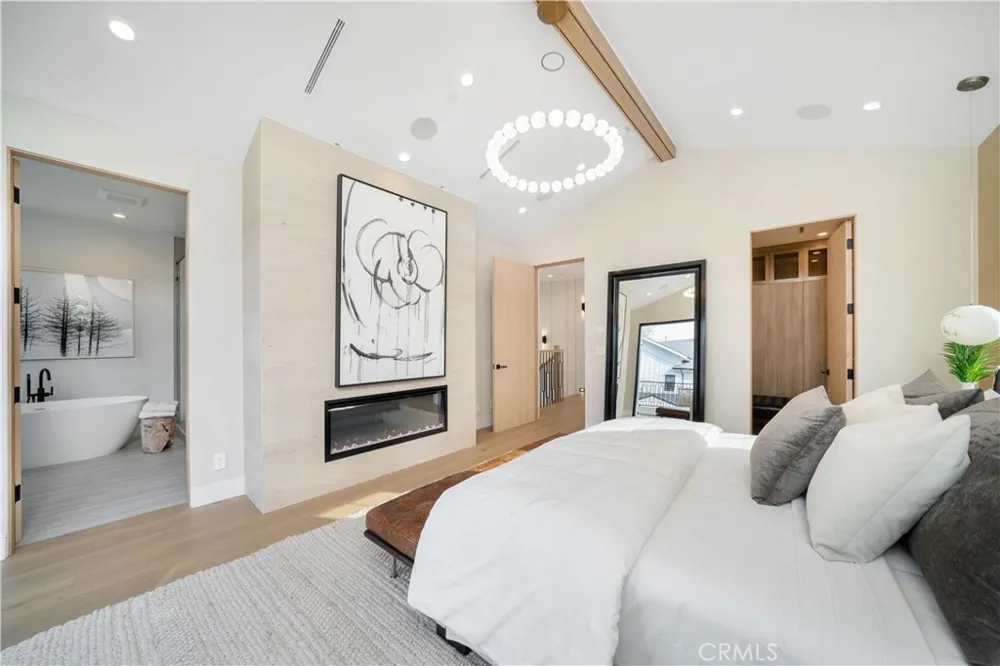 12207 Valleyheart Drive Studio City, CA 91604
