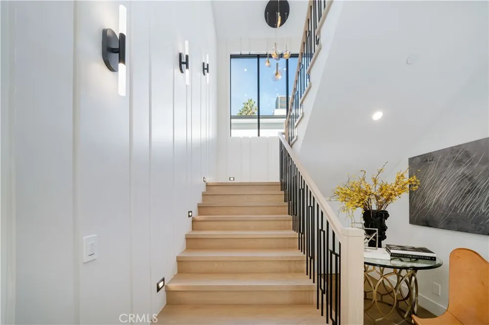 12207 Valleyheart Drive Studio City, CA 91604