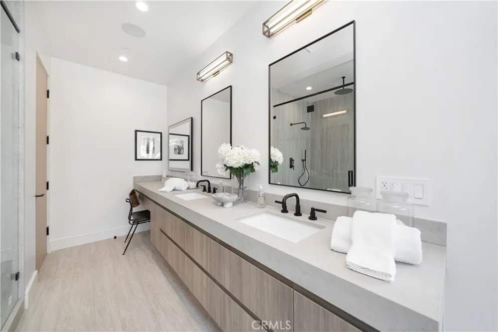 12207 Valleyheart Drive Studio City, CA 91604