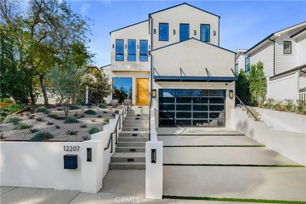 12207 Valleyheart Drive Studio City, CA 91604