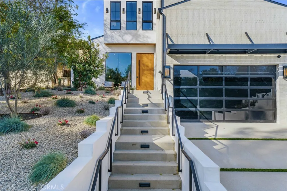 12207 Valleyheart Drive Studio City, CA 91604