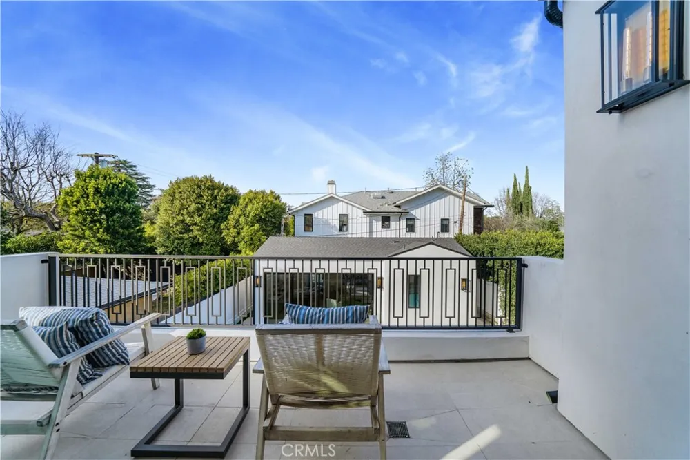 12207 Valleyheart Drive Studio City, CA 91604
