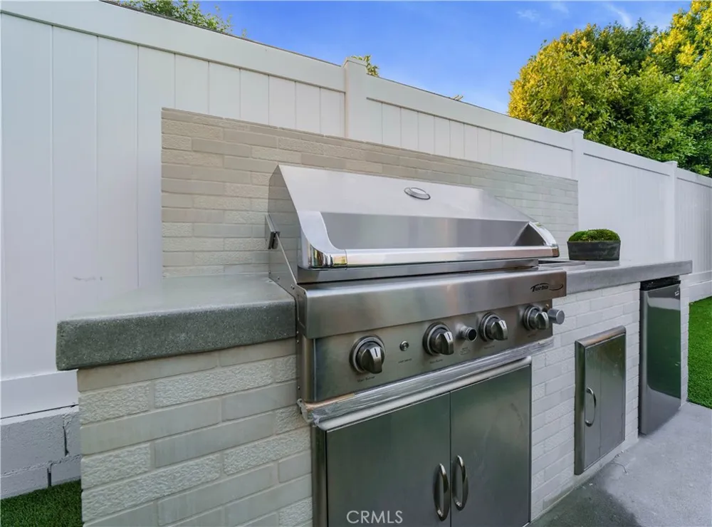 12207 Valleyheart Drive Studio City, CA 91604
