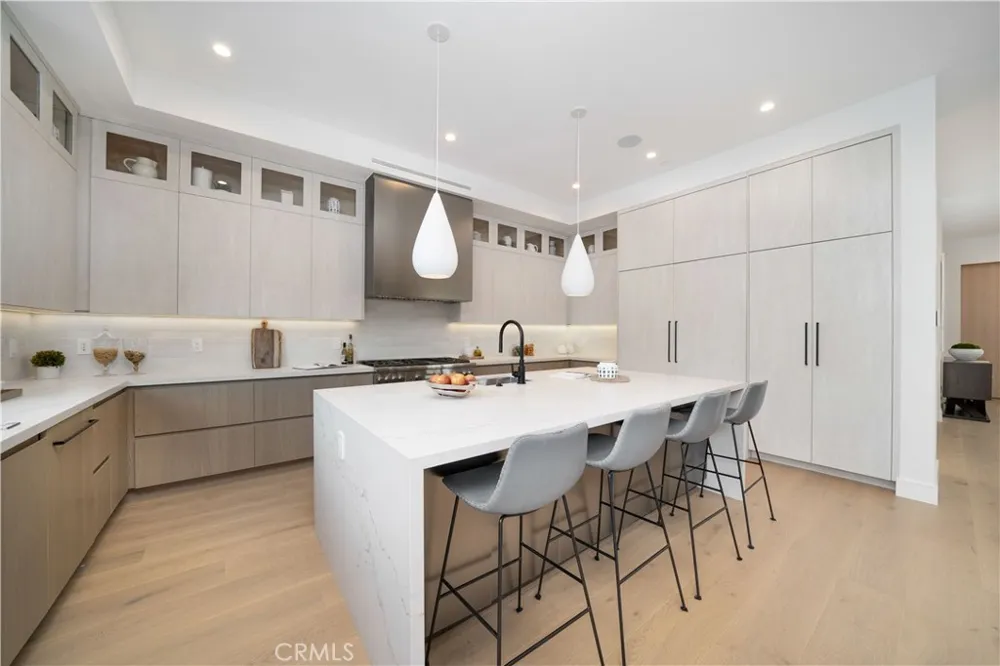 12207 Valleyheart Drive Studio City, CA 91604