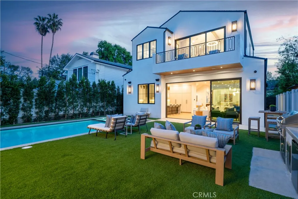 12207 Valleyheart Drive Studio City, CA 91604
