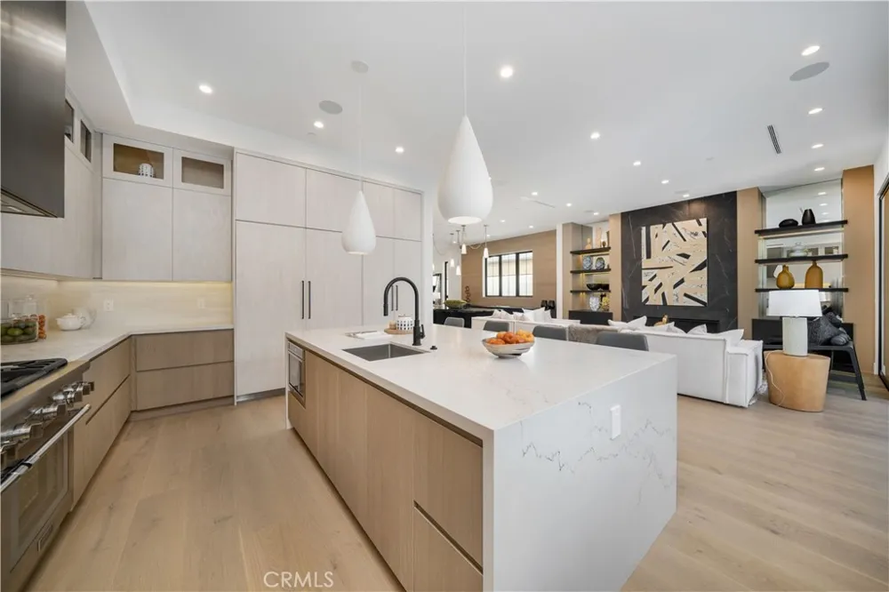 12207 Valleyheart Drive Studio City, CA 91604