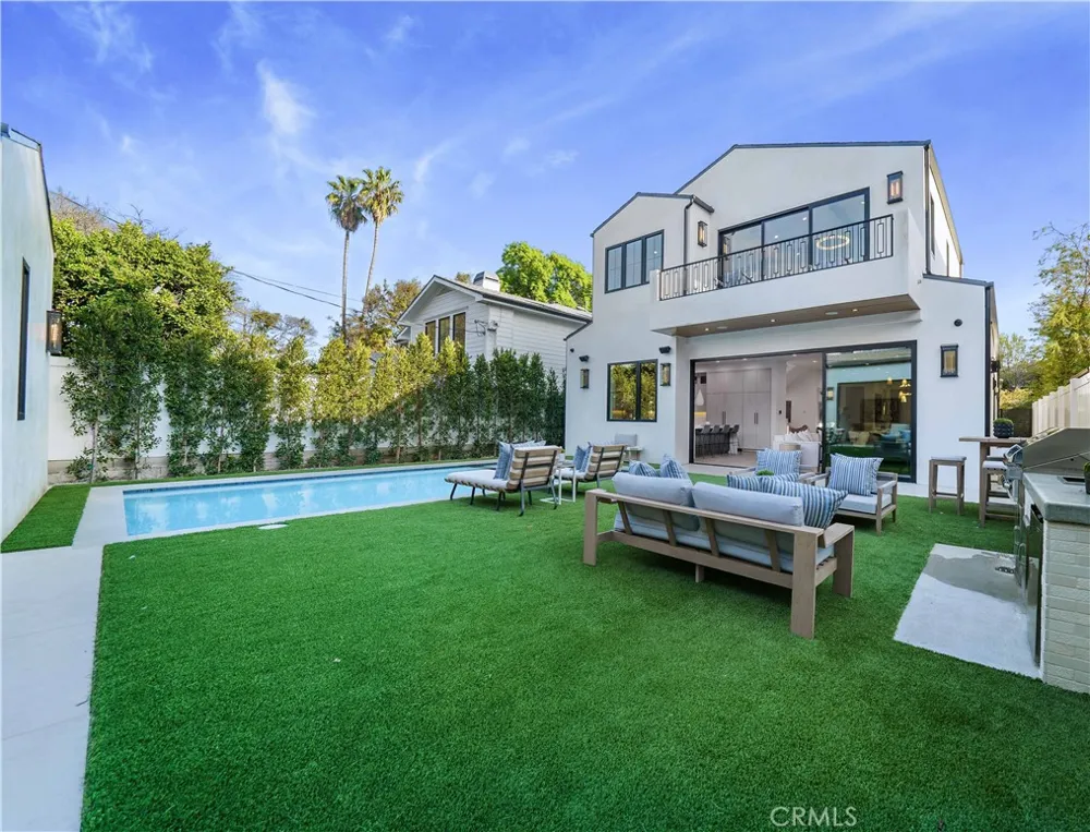 12207 Valleyheart Drive Studio City, CA 91604
