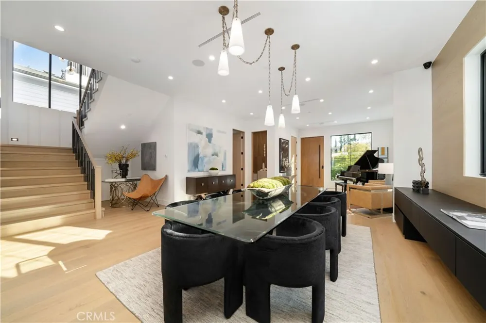12207 Valleyheart Drive Studio City, CA 91604