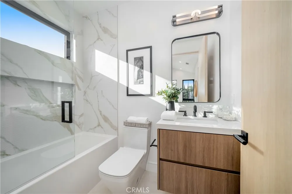 12207 Valleyheart Drive Studio City, CA 91604