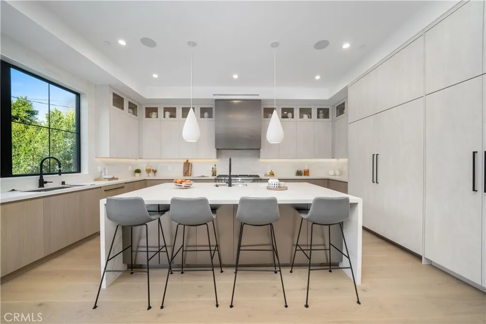 12207 Valleyheart Drive Studio City, CA 91604