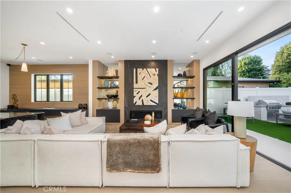 12207 Valleyheart Drive Studio City, CA 91604