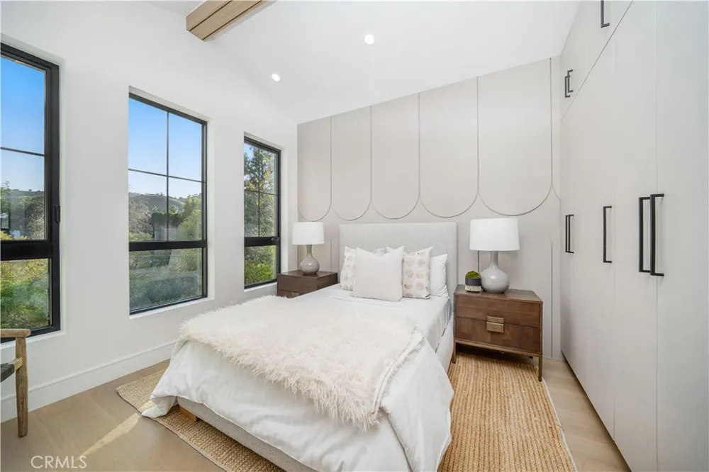 12207 Valleyheart Drive Studio City, CA 91604