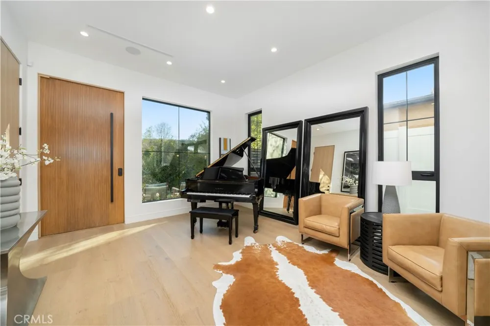 12207 Valleyheart Drive Studio City, CA 91604