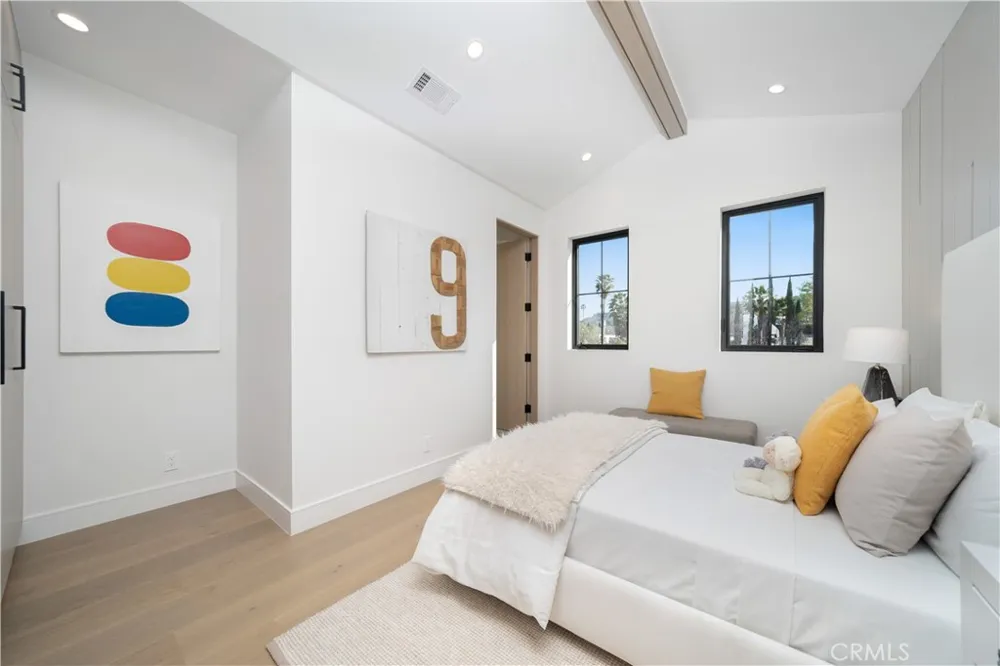 12207 Valleyheart Drive Studio City, CA 91604