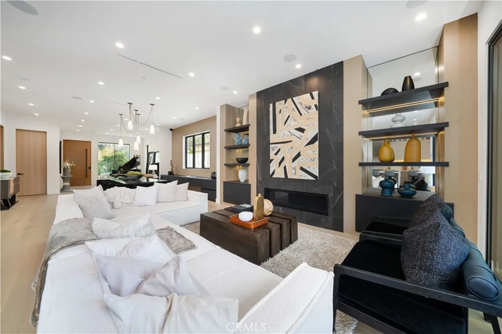 12207 Valleyheart Drive Studio City, CA 91604