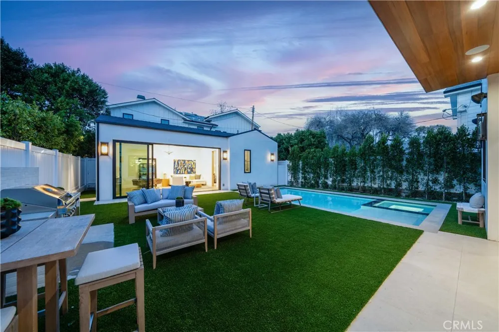 12207 Valleyheart Drive Studio City, CA 91604