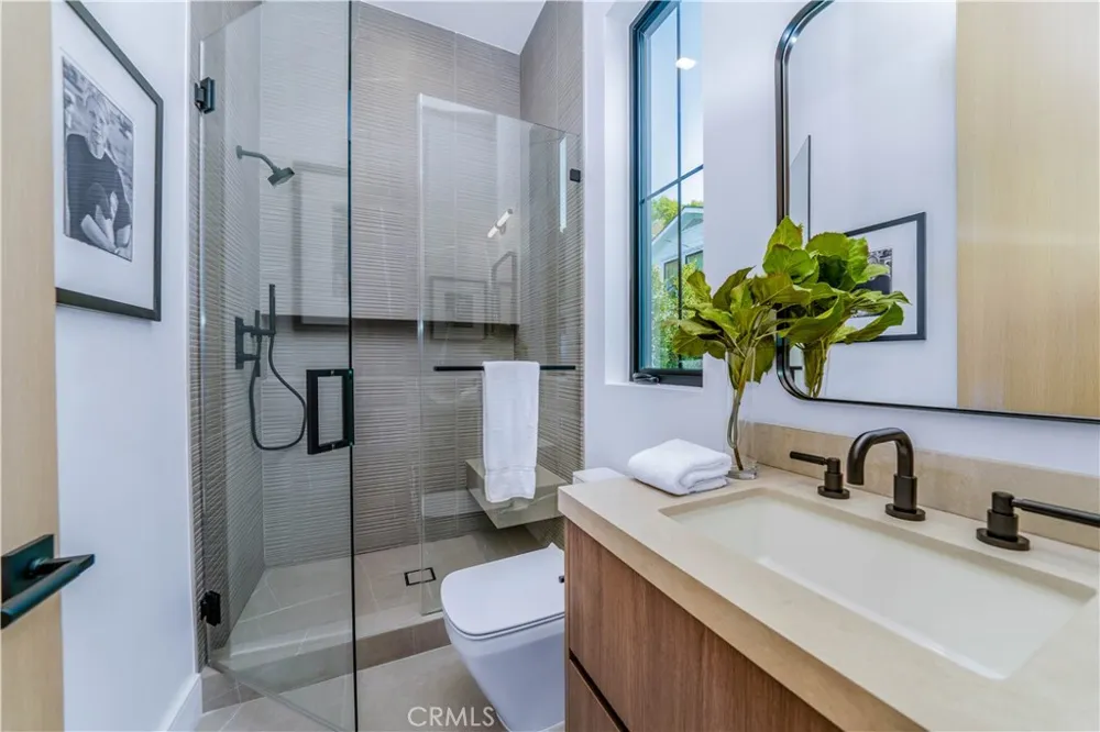 12207 Valleyheart Drive Studio City, CA 91604