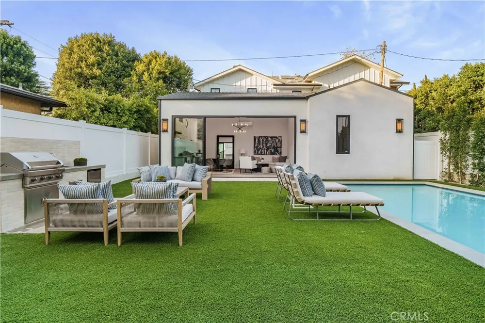 12207 Valleyheart Drive Studio City, CA 91604
