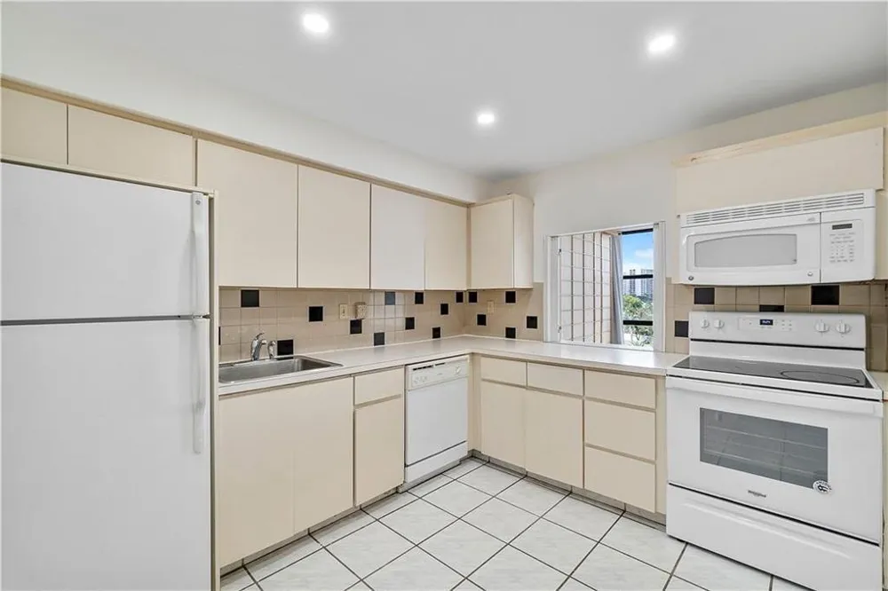 1000 Parkview Drive #507 Hallandale Beach, FL 33009