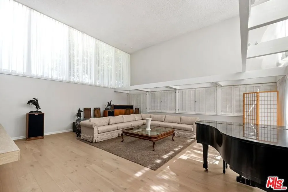 6505 S Halm Avenue Los Angeles, CA 90056