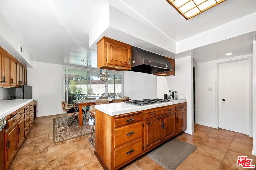 6505 S Halm Avenue Los Angeles, CA 90056