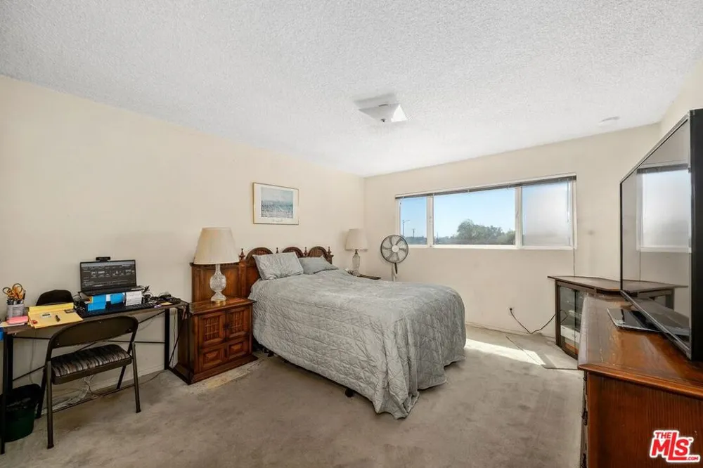 6505 S Halm Avenue Los Angeles, CA 90056
