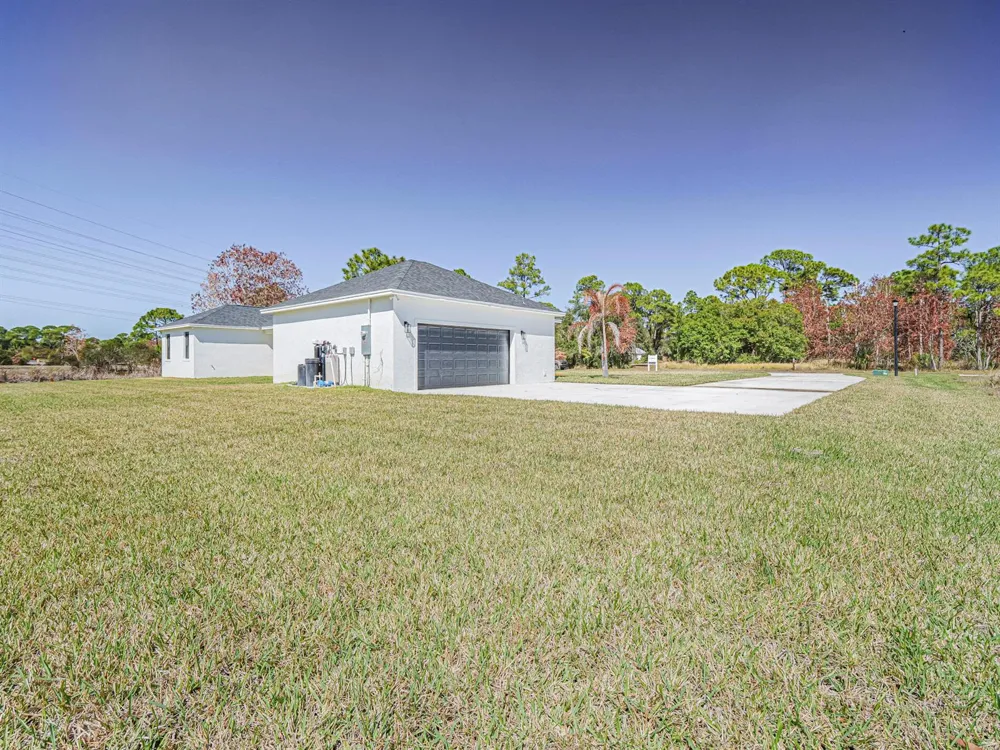 10631 Lighter Wood Lane Fort Pierce, FL 34945
