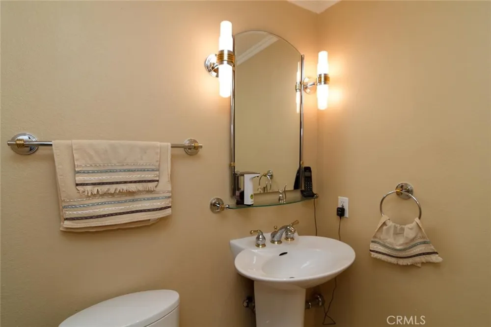 7019 Woodstone Place West Hills, CA 91307
