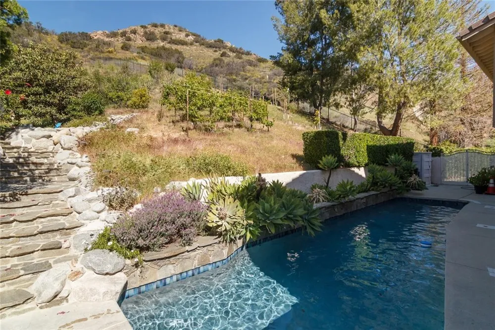7019 Woodstone Place West Hills, CA 91307