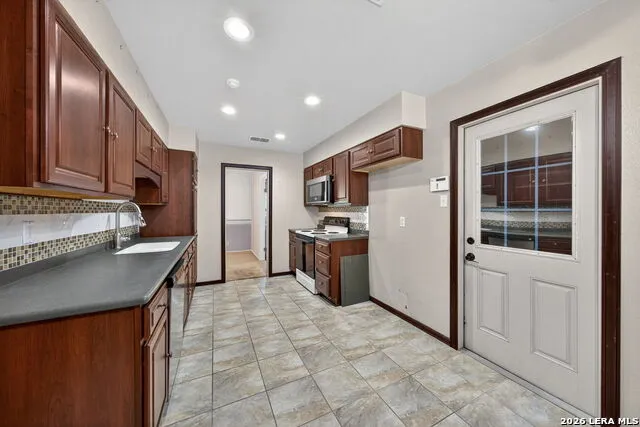 100 Crestline Pleasanton, TX 78064