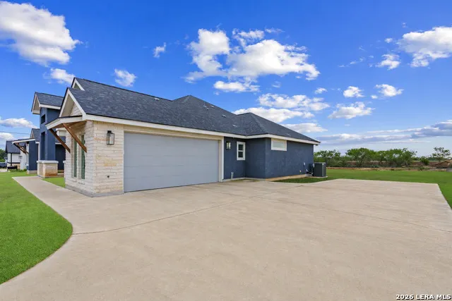 9991 Crow Ln Adkins, TX 78101