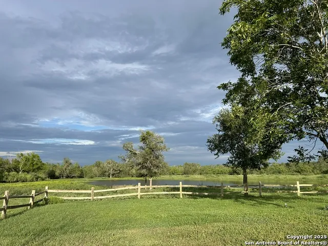 1912 Seminole Tr Dale, TX 78616