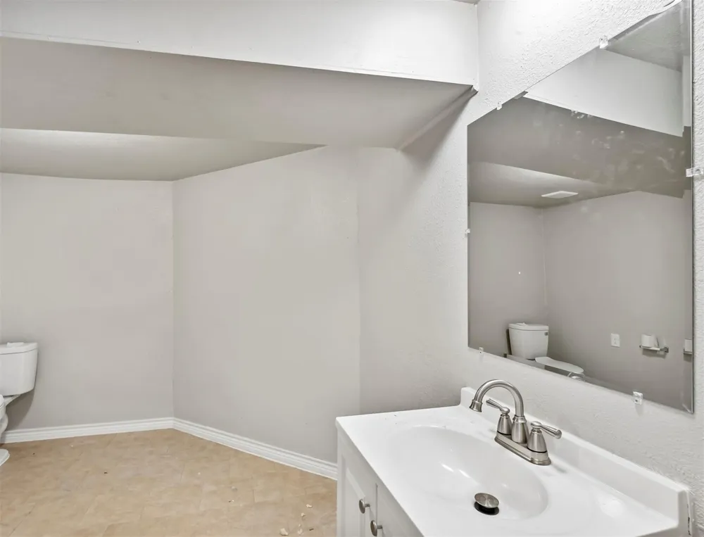741 Vine Street Clute, TX 77531