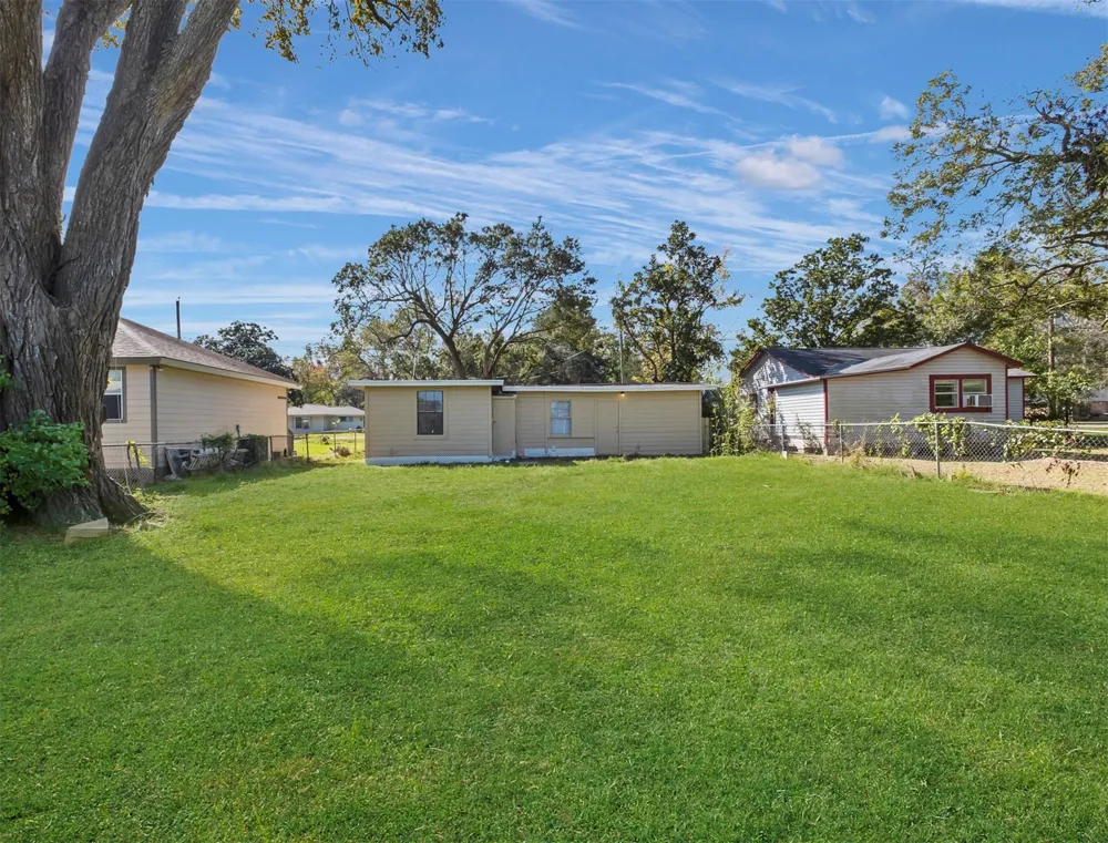 741 Vine Street Clute, TX 77531