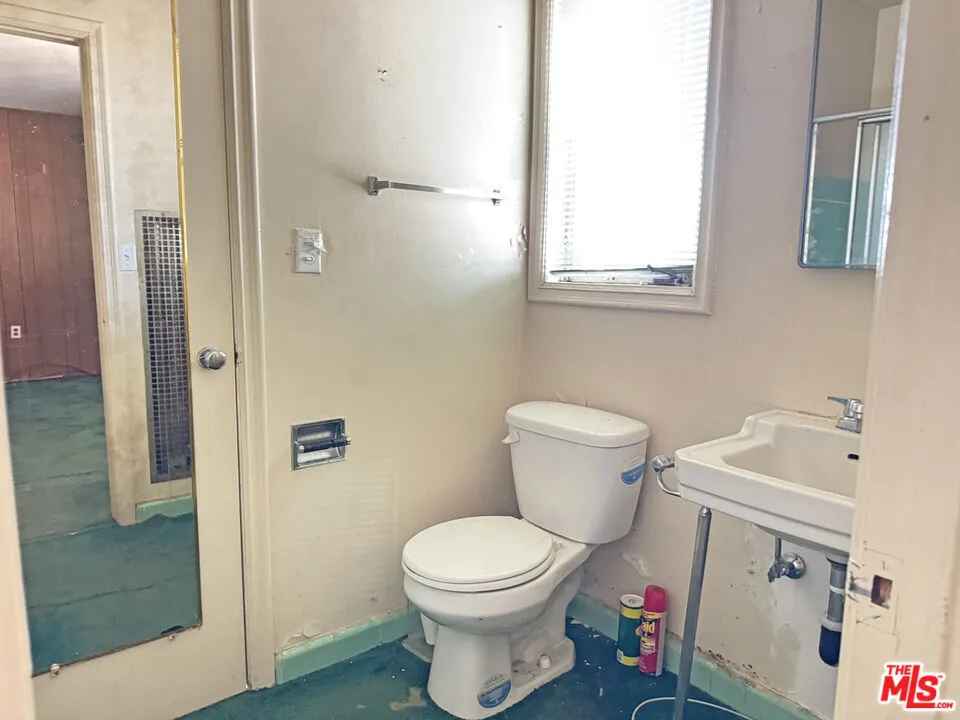 4192 Don Luis Drive Los Angeles, CA 90008