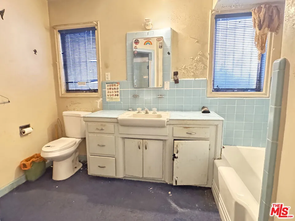 4192 Don Luis Drive Los Angeles, CA 90008