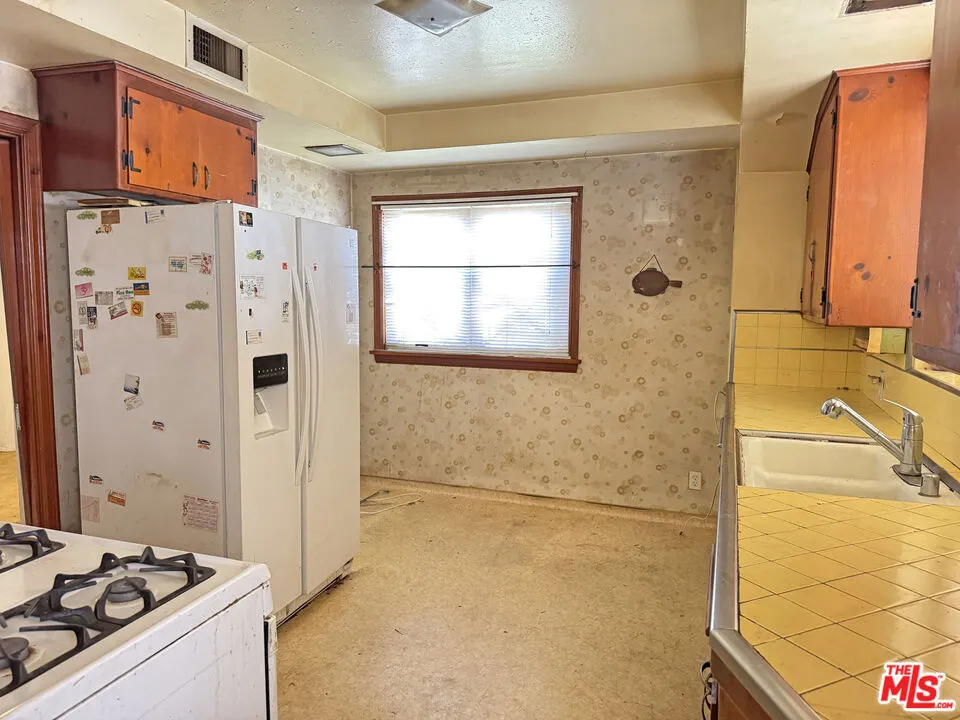 4192 Don Luis Drive Los Angeles, CA 90008