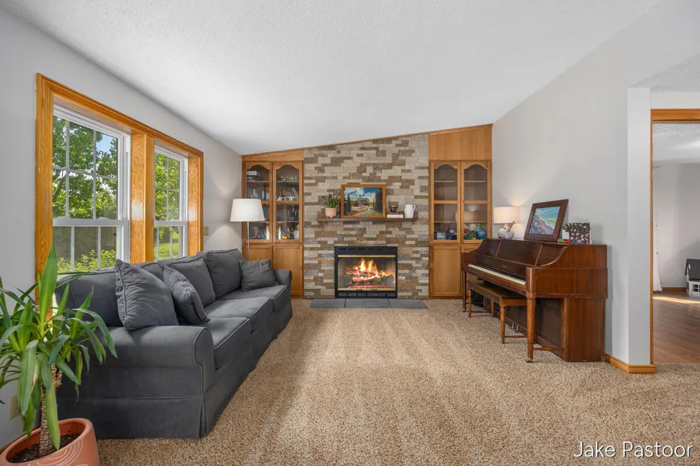 9951 10 Mile Road NE Rockford, MI 49341