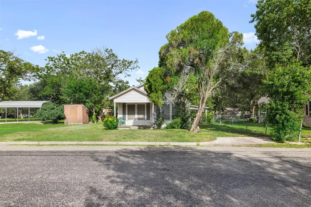 603 Mechanic Street Weimar, TX 78962