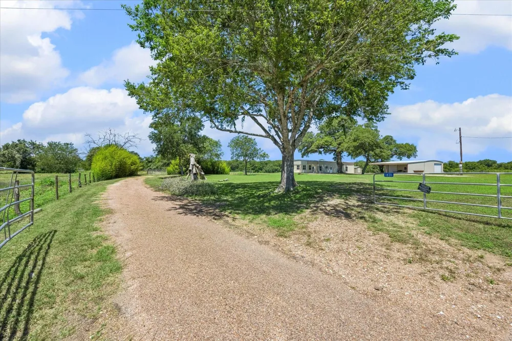 1601 Babylon Lane Schulenburg, TX 78956