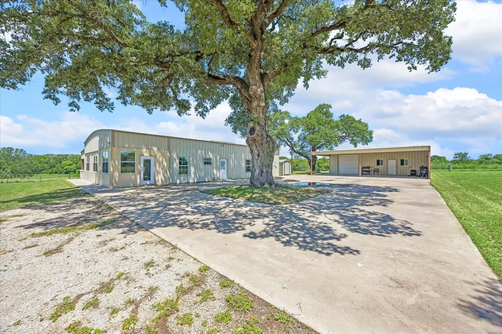 1601 Babylon Lane Schulenburg, TX 78956
