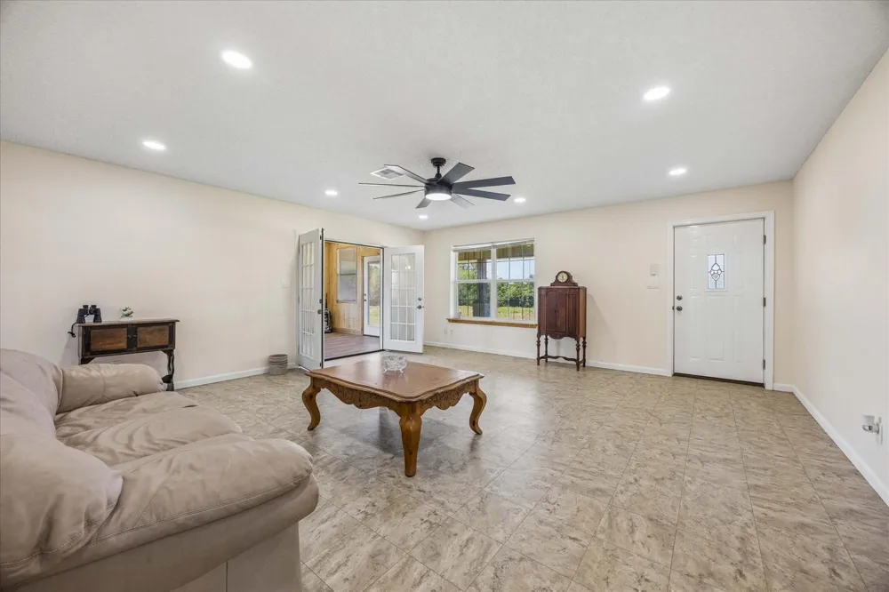 1601 Babylon Lane Schulenburg, TX 78956