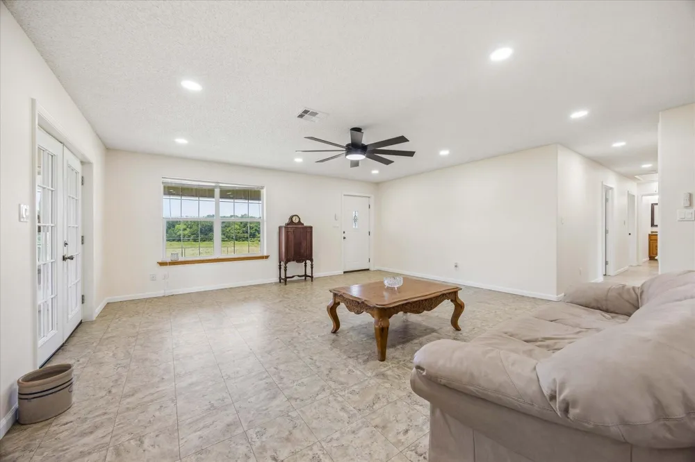1601 Babylon Lane Schulenburg, TX 78956