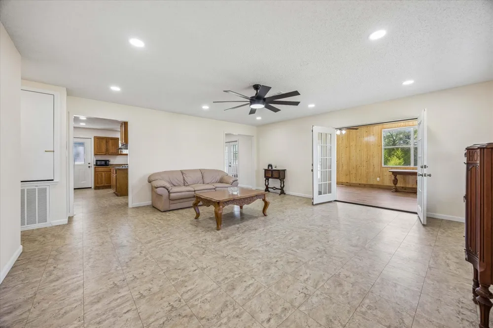 1601 Babylon Lane Schulenburg, TX 78956