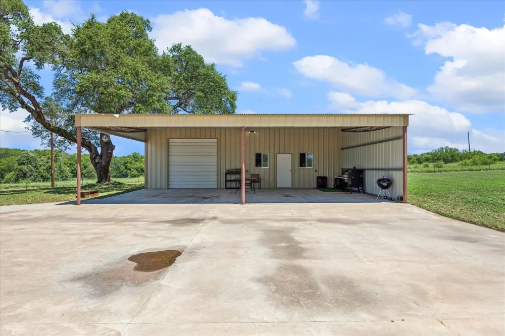 1601 Babylon Lane Schulenburg, TX 78956