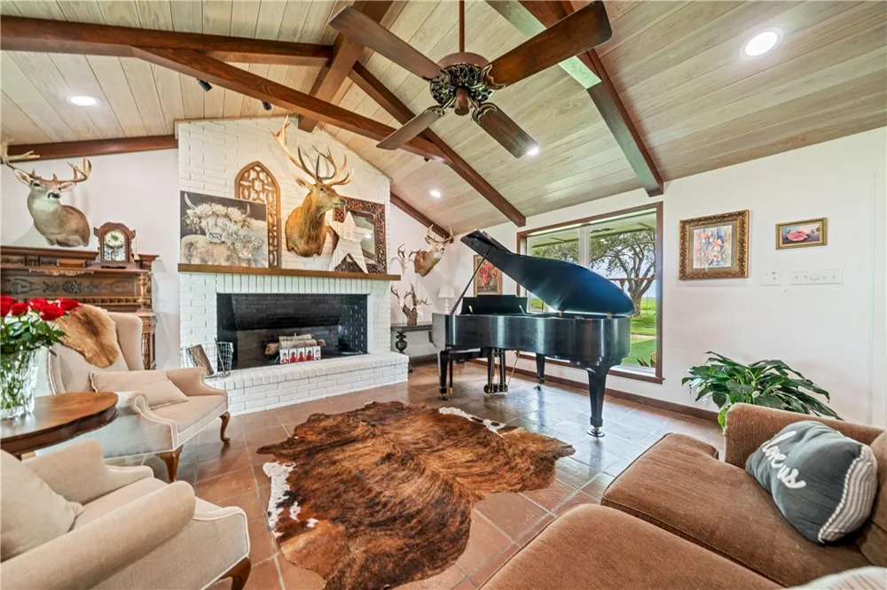 501 S County Road 1140 Riviera, TX 78379