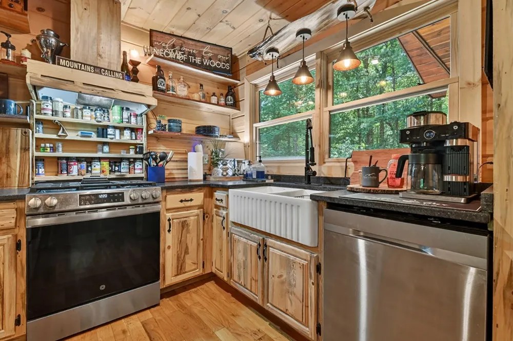 979 Cherokee Lane McCaysville, GA 30555