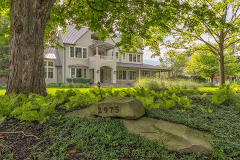 2975 Lakeshore Drive