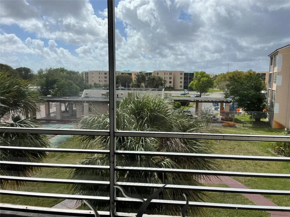 2860 Somerset Drive #311k Lauderdale Lakes, FL 33311