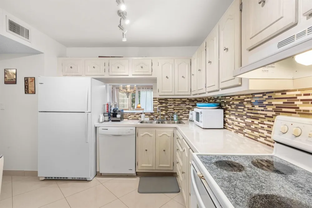 4191 NW 41st Street #214 Lauderdale Lakes, FL 33319